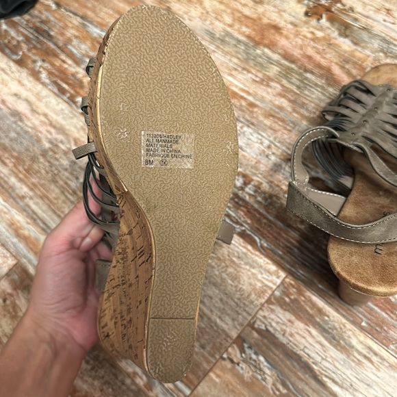Maurice’s Wedges - Picture 3 of 3